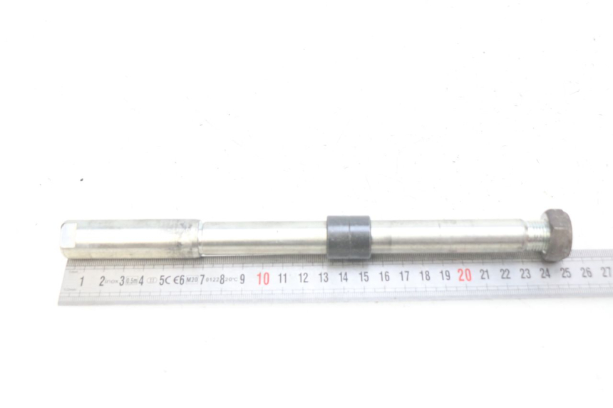 photo de FRONT WHEEL AXLE ROYAL ENFIELD BULLET CLASSIC 500 (2017 - 2020) - Zoom on usage condition