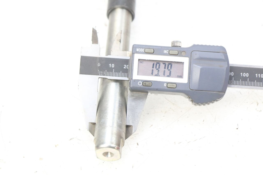 photo de FRONT WHEEL AXLE ROYAL ENFIELD BULLET CLASSIC 500 (2017 - 2020) - Alternative perspective