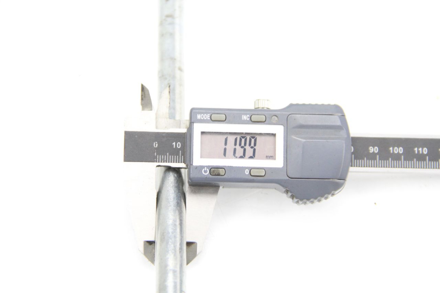 photo de FRONT WHEEL AXLE SUZUKI BURGMAN 125 (2007 - 2014) - Component detail