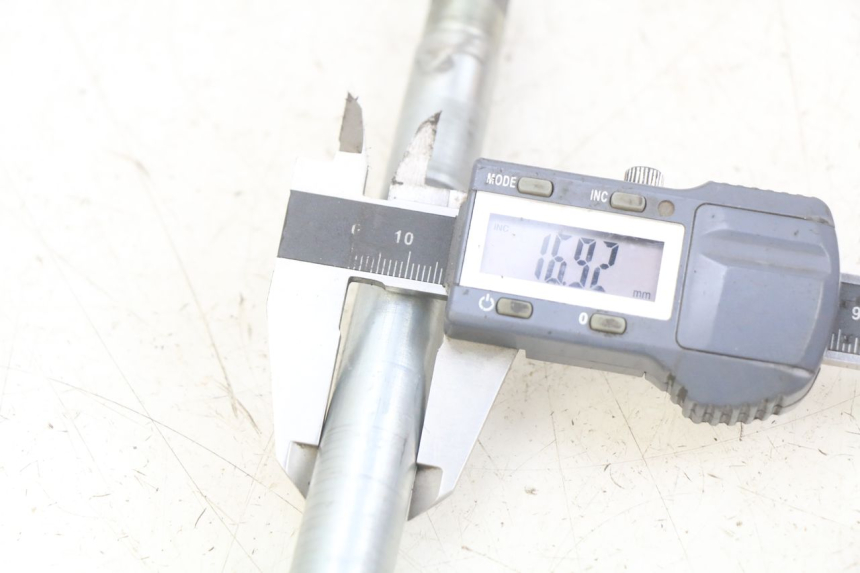 photo de FRONT WHEEL AXLE SUZUKI BURGMAN 650 (2002 - 2004) - Zoom on usage condition