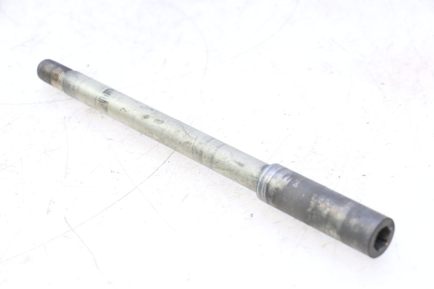 photo de FRONT WHEEL AXLE SUZUKI BURGMAN EXECUTIVE ABS 650 (2006 - 2012) - Main view