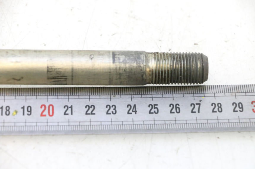 photo de FRONT WHEEL AXLE SUZUKI BURGMAN EXECUTIVE ABS 650 (2006 - 2012) - Component detail
