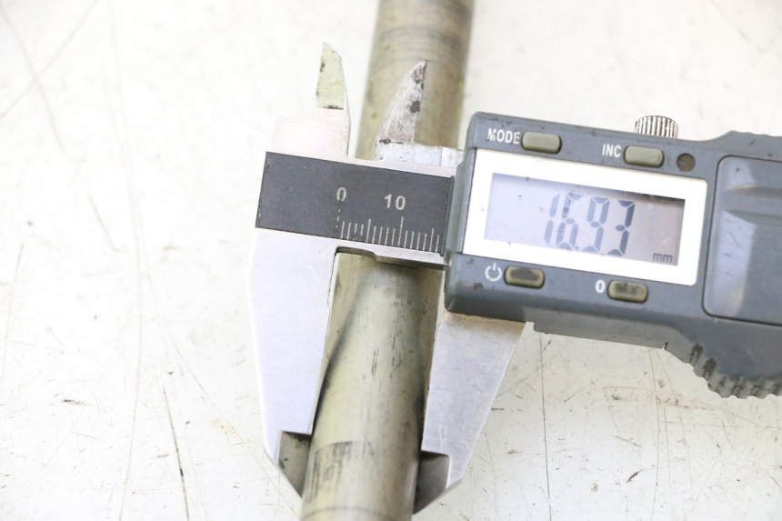 photo de FRONT WHEEL AXLE SUZUKI BURGMAN EXECUTIVE ABS 650 (2006 - 2012) - Technical close-up