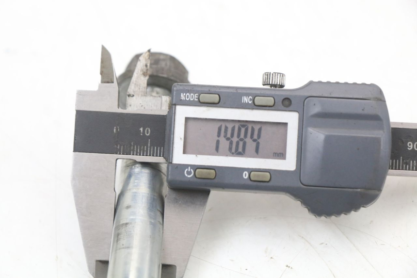 photo de FRONT WHEEL AXLE PEUGEOT BUXY 50 (1993 - 1998) - Alternative perspective