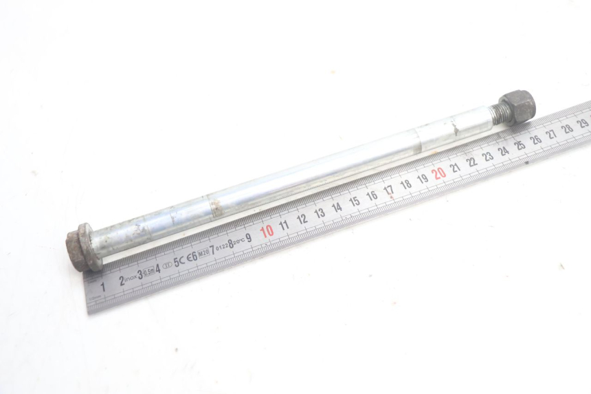 photo de FRONT WHEEL AXLE PEUGEOT BUXY 50 (1993 - 1998) - Zoom on usage condition