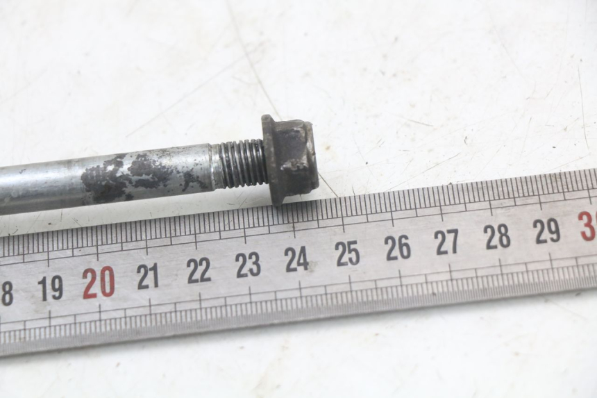 photo de FRONT WHEEL AXLE YAMAHA BW'S 50 (2004 - 2017) - Zoom on usage condition