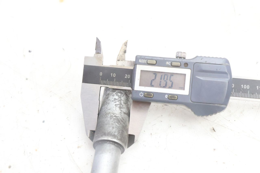 photo de FRONT WHEEL AXLE BMW C1 125 (2000 - 2003) - Technical close-up
