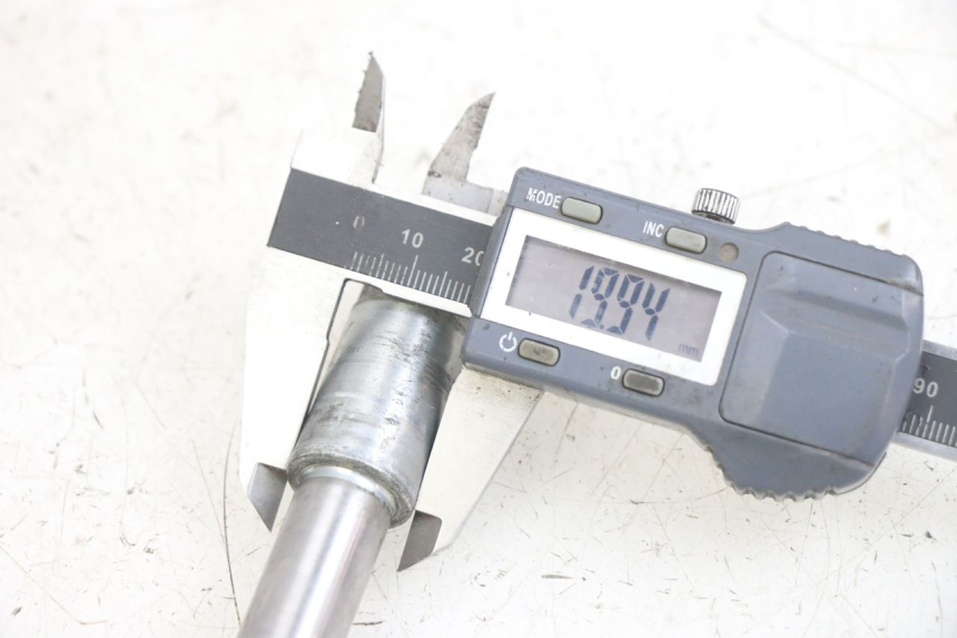 photo de FRONT WHEEL AXLE HONDA CA REBEL 125 (1995 - 2001) - Alternative perspective