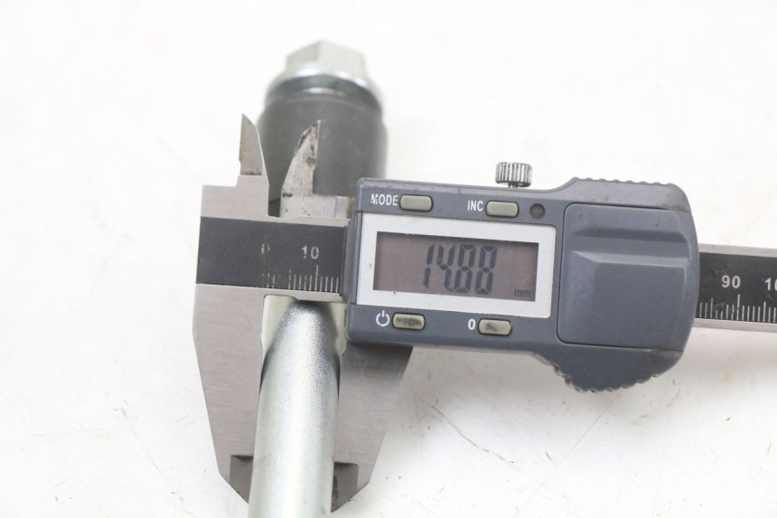 photo de FRONT WHEEL AXLE ARCHIVE CAFE RACER 4T 50 (2019 - 2024) - Alternative perspective