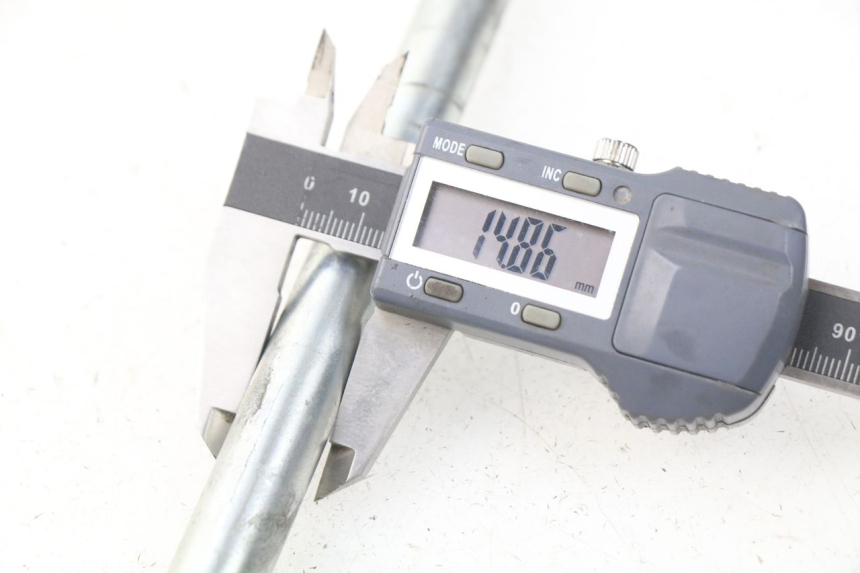 photo de FRONT WHEEL AXLE PIAGGIO CARNABY 125 (2007 - 2011) - Technical close-up