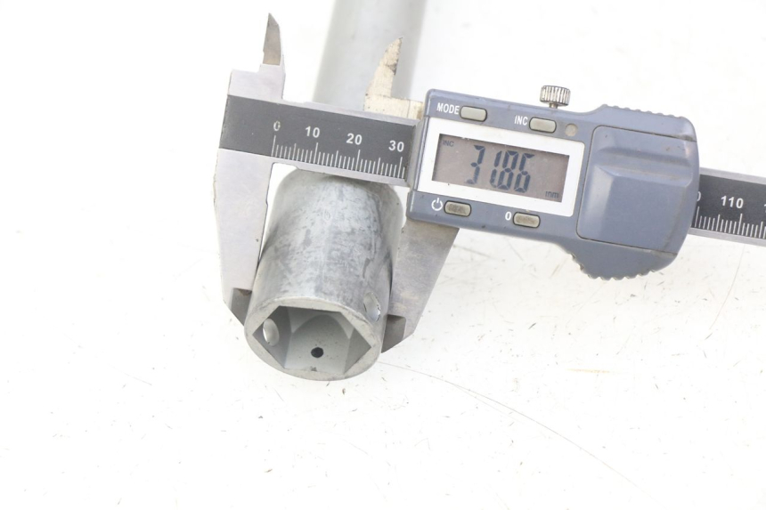 photo de FRONT WHEEL AXLE HONDA CB R 1000 (2018 - 2023) - Component detail