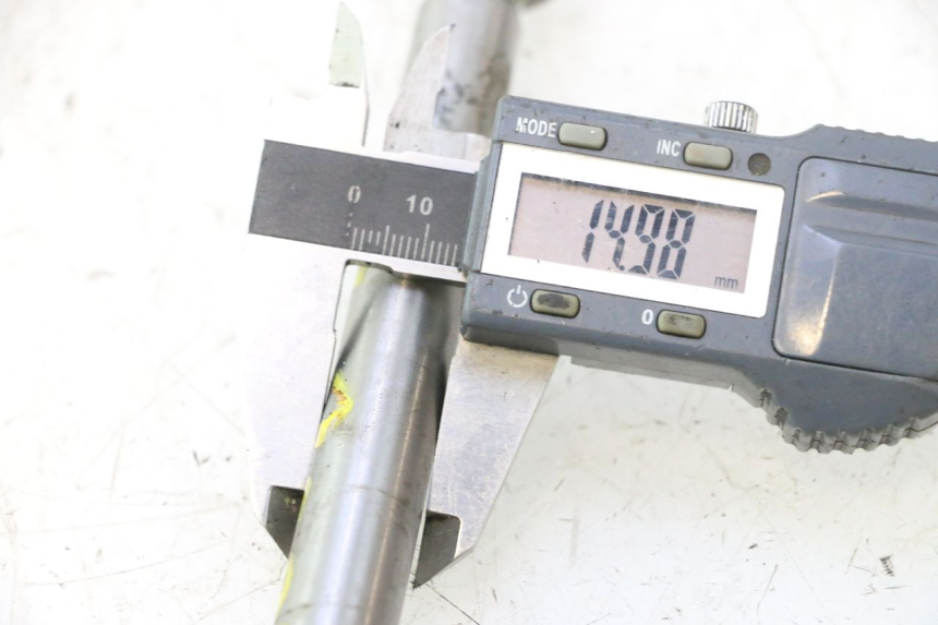 photo de FRONT WHEEL AXLE HONDA CB TWO FIFTY 250 (1991 - 2002) - Zoom on usage condition