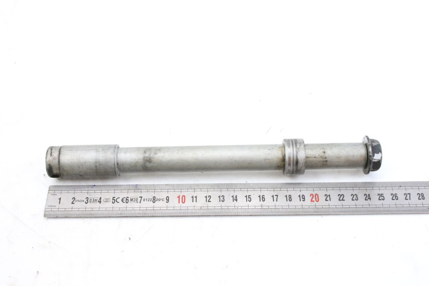 photo de FRONT WHEEL AXLE HONDA CBF 500 (2004 - 2007) - Alternative perspective