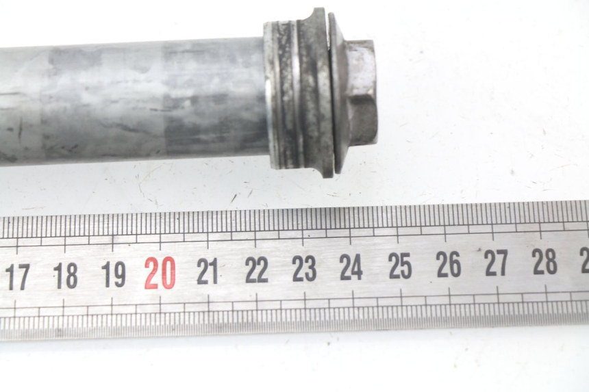 photo de FRONT WHEEL AXLE HONDA CBR 929 RR FIREBLADE 900 (2000 - 2001) - Alternative perspective