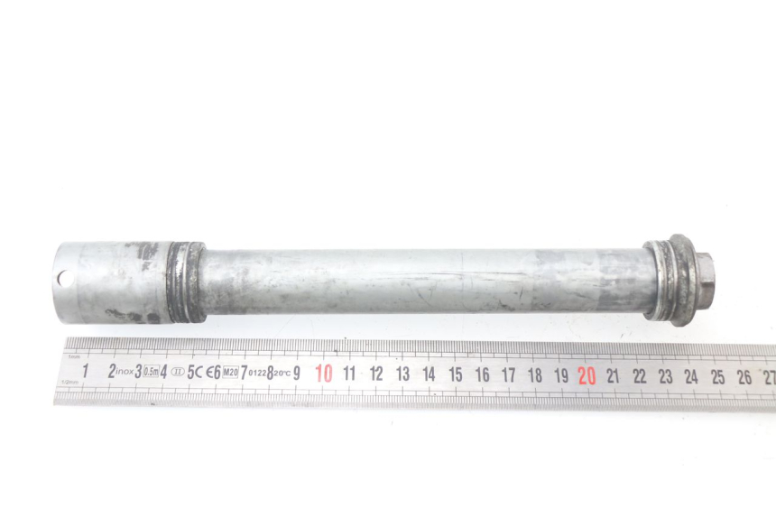 photo de FRONT WHEEL AXLE HONDA CBR 929 RR FIREBLADE 900 (2000 - 2001) - Technical close-up