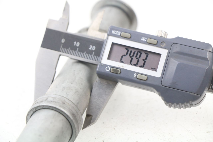 photo de FRONT WHEEL AXLE HONDA CBR RR FIREBLADE 1000 (2006 - 2007) - Alternative perspective