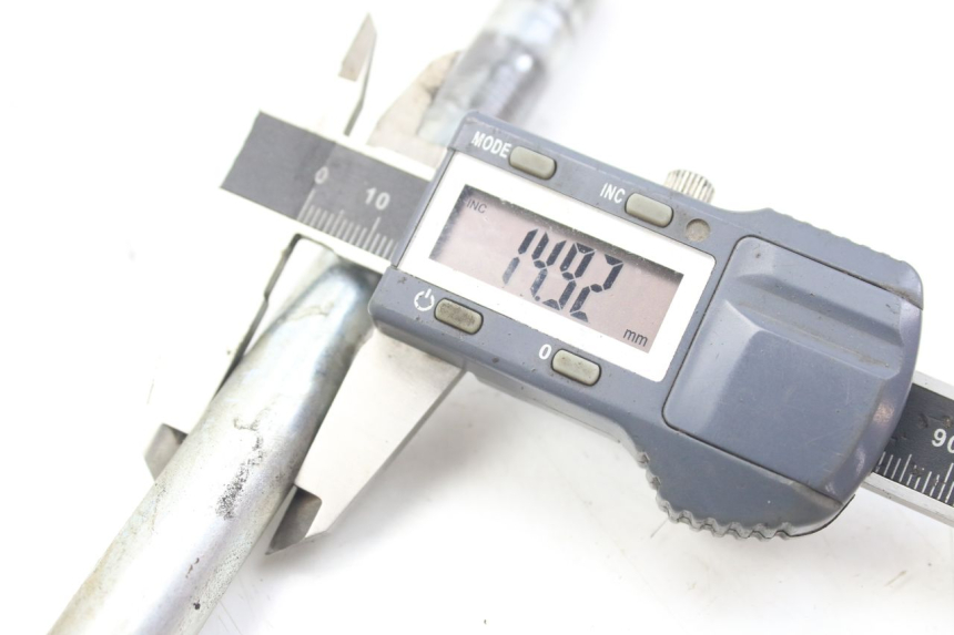 photo de FRONT WHEEL AXLE SYM CITYCOM CITY COM 125 (2009 - 2014) - Zoom on usage condition