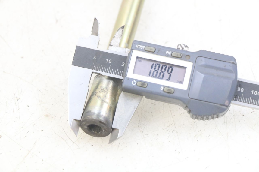 photo de FRONT WHEEL AXLE PEUGEOT CITYSTAR AIR 125 (2014 - 2017) - Alternative perspective