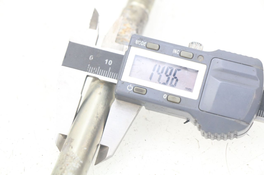 photo de FRONT WHEEL AXLE PEUGEOT CITYSTAR 50 (2013 - 2017) - Alternative perspective