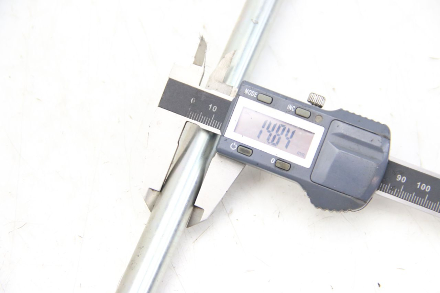 photo de FRONT WHEEL AXLE PEUGEOT CITYSTAR 50 (2013 - 2017) - Zoom on usage condition