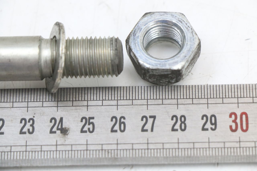 photo de FRONT WHEEL AXLE PEUGEOT CITYSTAR 50 (2013 - 2017) - Zoom on usage condition