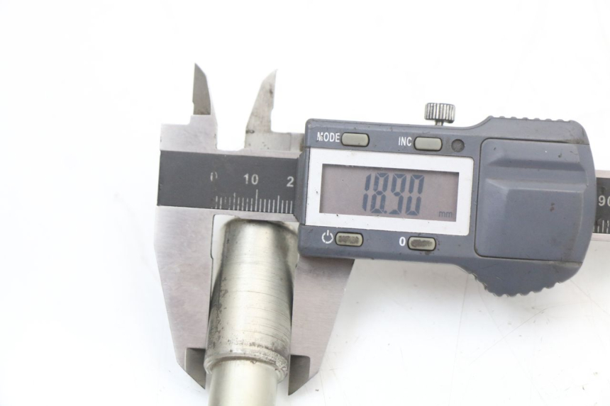 photo de FRONT WHEEL AXLE PEUGEOT CITYSTAR 50 (2013 - 2017) - Technical close-up