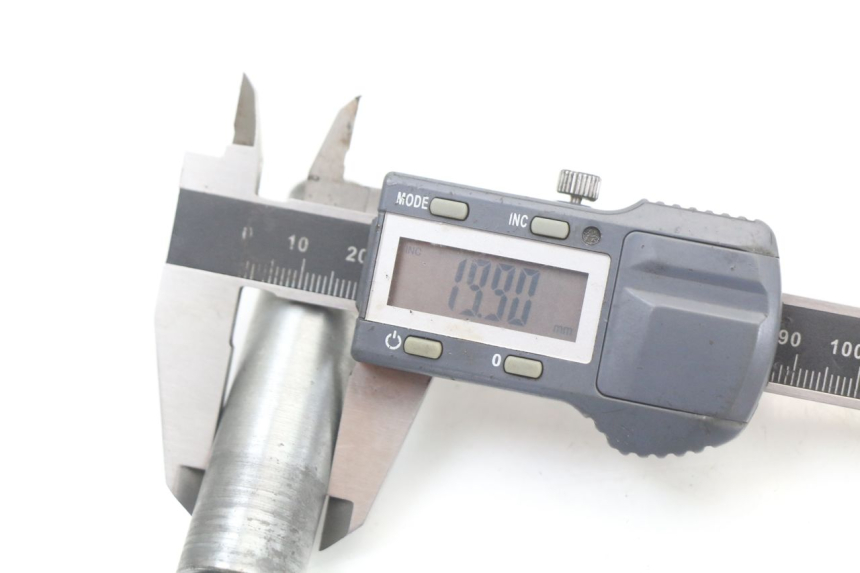 photo de FRONT WHEEL AXLE APRILIA CLASSIC 125 (1995 - 2001) - Technical close-up