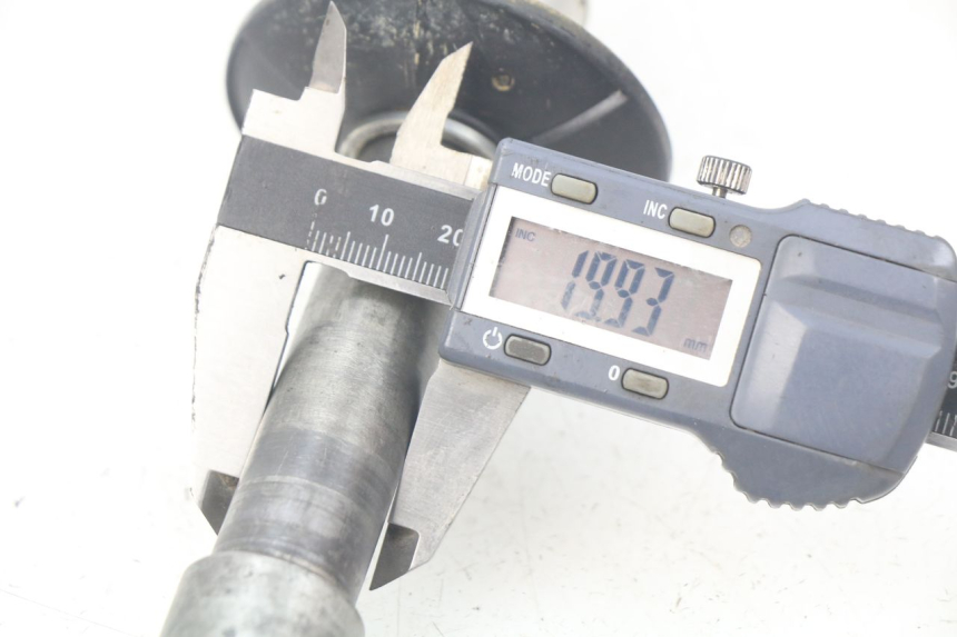 photo de FRONT WHEEL AXLE HONDA CRF 250 (2013 - 2016) - Alternative perspective