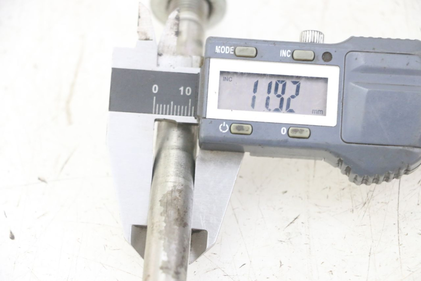 photo de FRONT WHEEL AXLE HONDA CRF-F CRF F 110 (2019 - 2022) - Zoom on usage condition