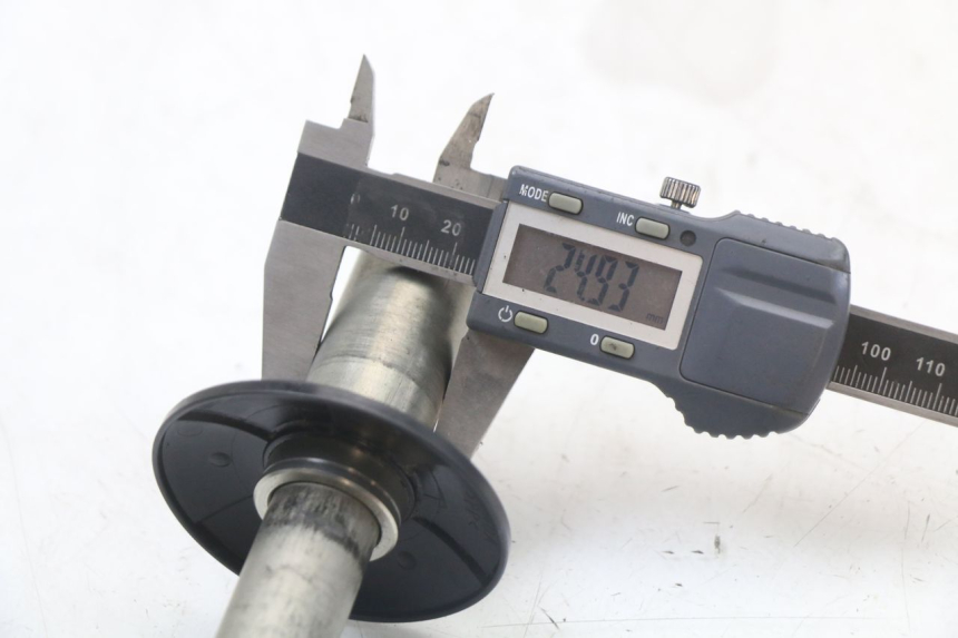 photo de FRONT WHEEL AXLE HONDA CRF R 250 (2020 - 2021) - Alternative perspective