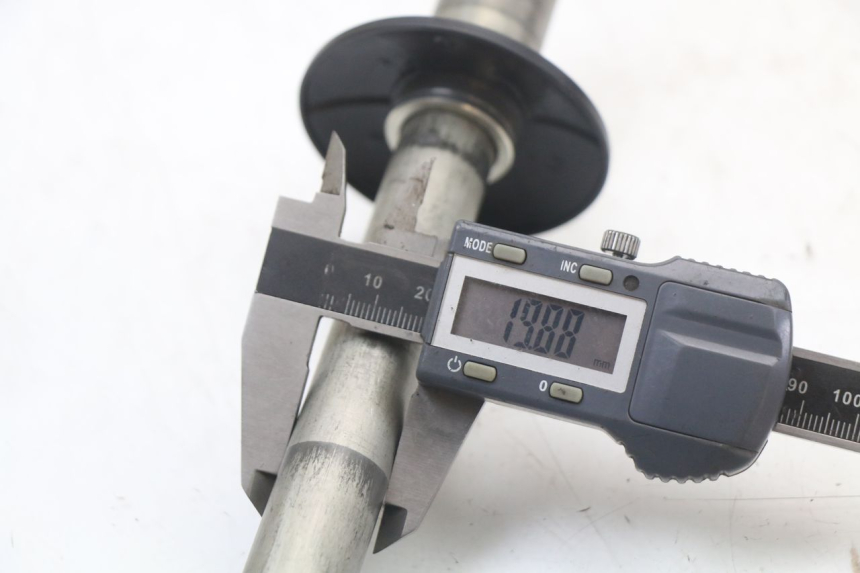 photo de FRONT WHEEL AXLE HONDA CRF R 250 (2020 - 2021) - Technical close-up