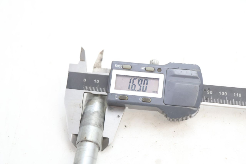 photo de FRONT WHEEL AXLE HM HONDA CRM DERAPAGE RR 50 (2006 - 2017) - Technical close-up