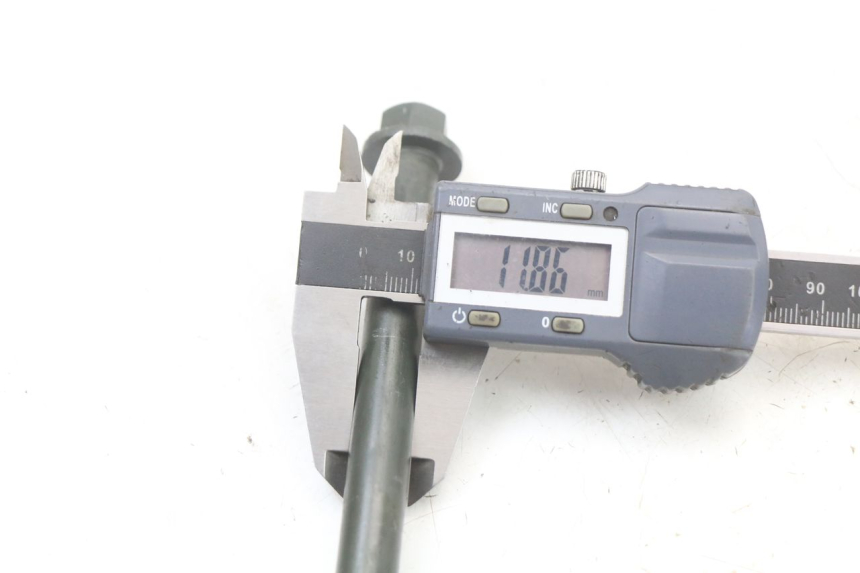 photo de FRONT WHEEL AXLE SYM CROX 4T 50 (2016 - 2023) - Alternative perspective