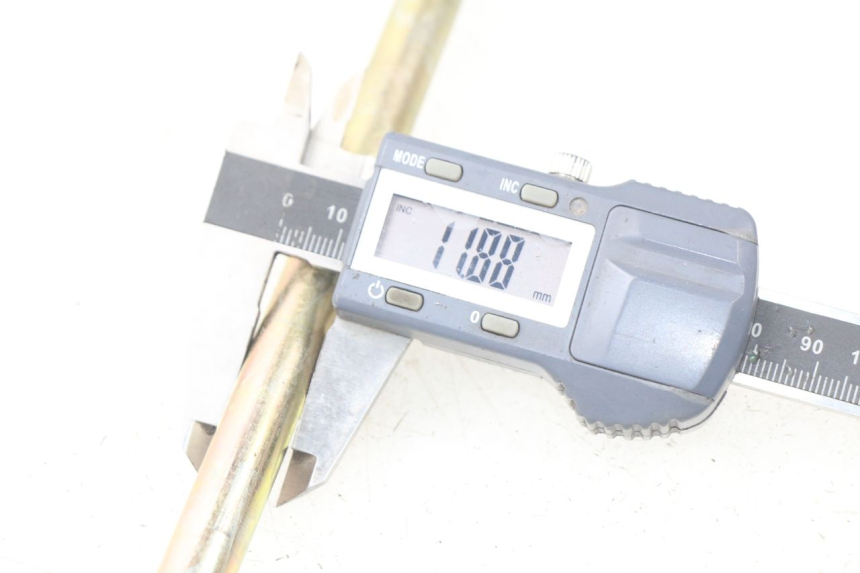 photo de FRONT WHEEL AXLE KYMCO DINK 4T 50 (2007 - 2018) - Alternative perspective