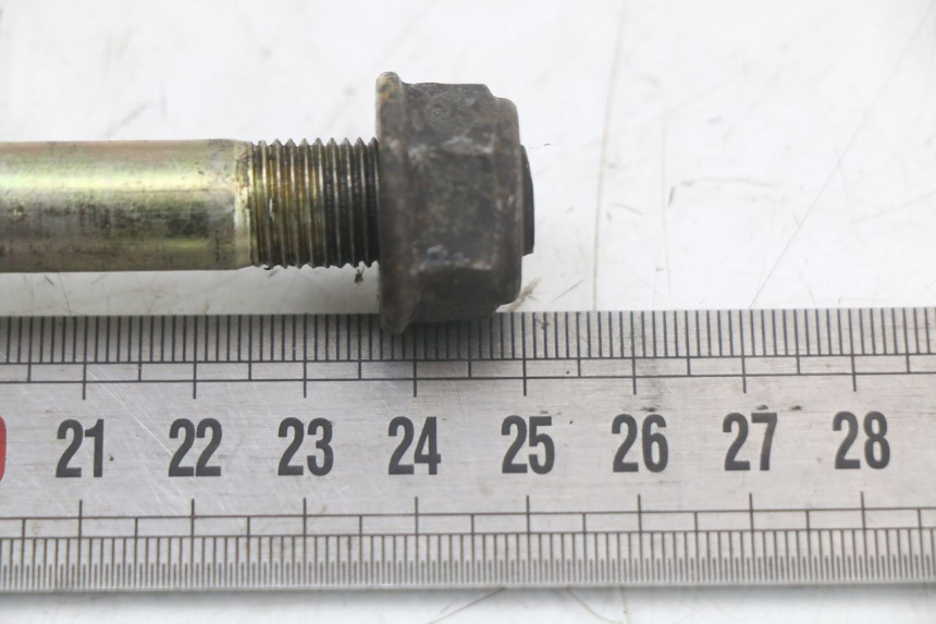 photo de FRONT WHEEL AXLE KYMCO DINK 4T 50 (2007 - 2018) - Zoom on usage condition