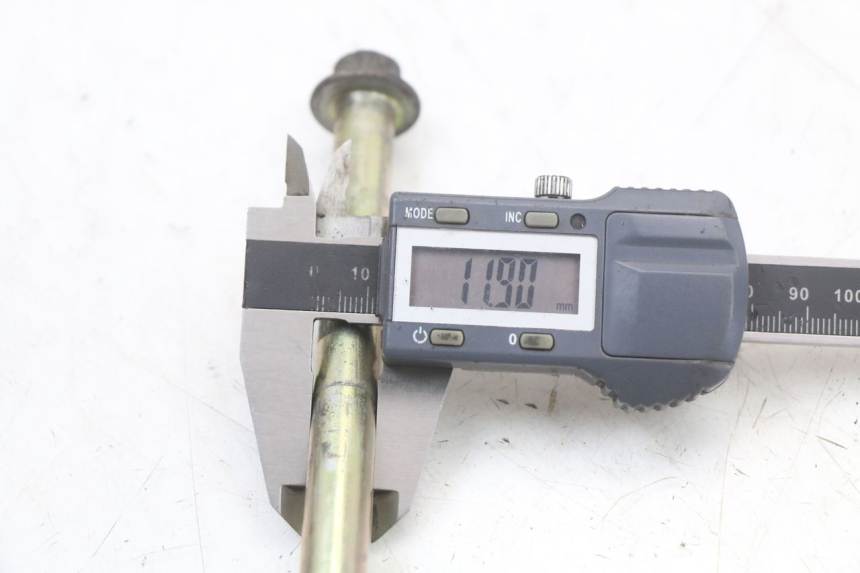 photo de FRONT WHEEL AXLE KYMCO DINK 4T 50 (2007 - 2018) - Alternative perspective