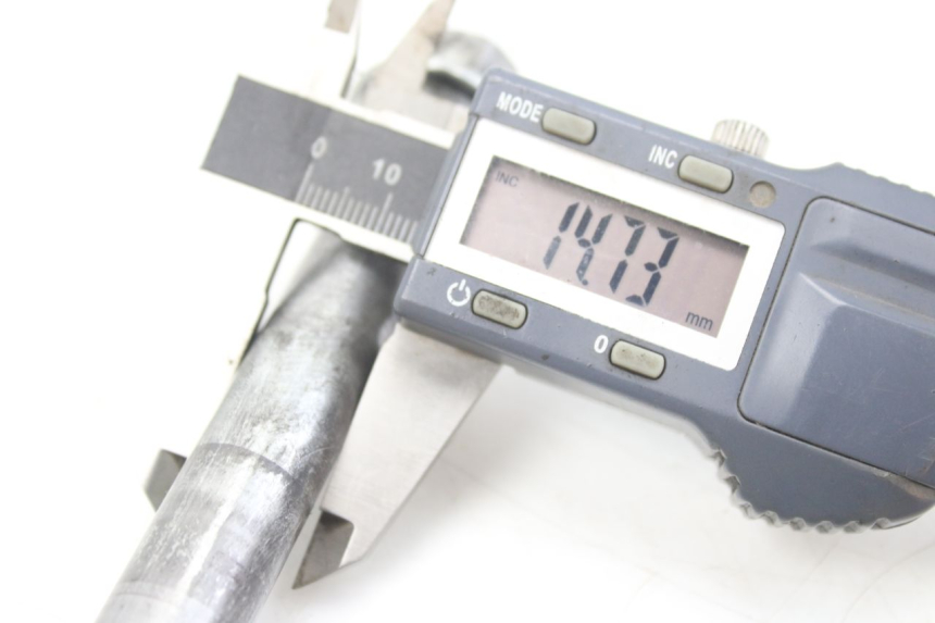 photo de FRONT WHEEL AXLE XTRM FACTORY DIRTBIKE BSE 150 - Zoom on usage condition