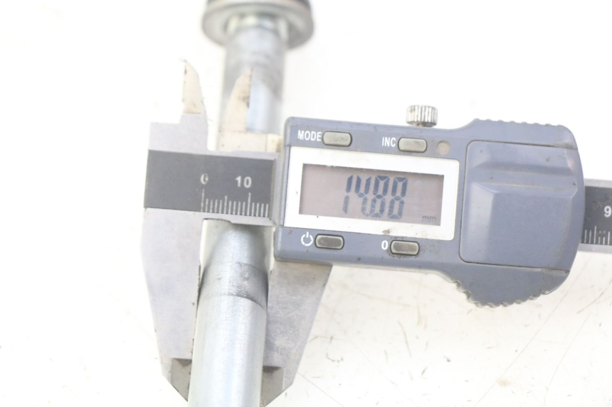 photo de FRONT WHEEL AXLE PEUGEOT DJANGO 2T 50 (2014 - 2019) - Alternative perspective