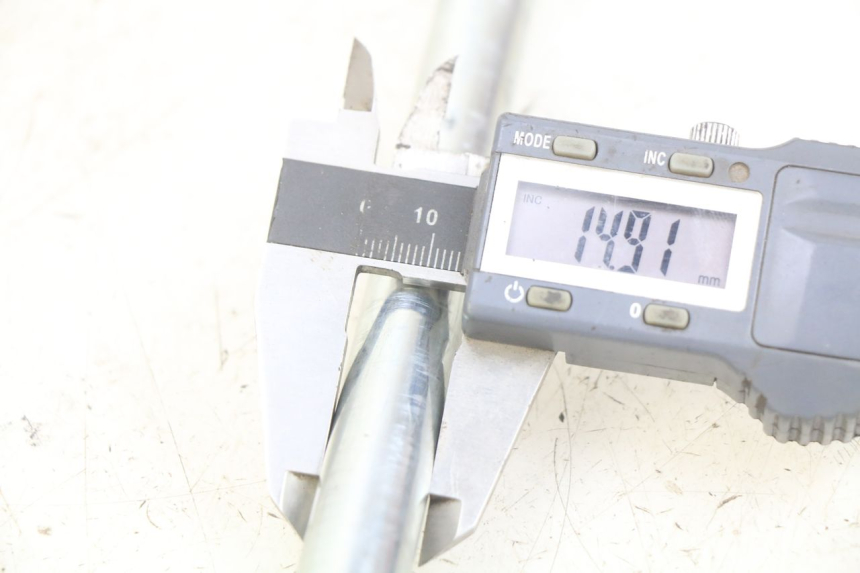 photo de FRONT WHEEL AXLE KYMCO DOWNTOWN ABS 125 (2015 - 2017) - Zoom on usage condition