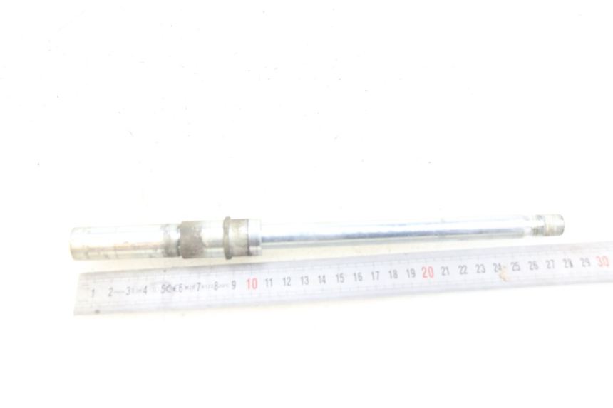 photo de FRONT WHEEL AXLE KYMCO DOWNTOWN ABS 125 (2015 - 2017) - Technical close-up