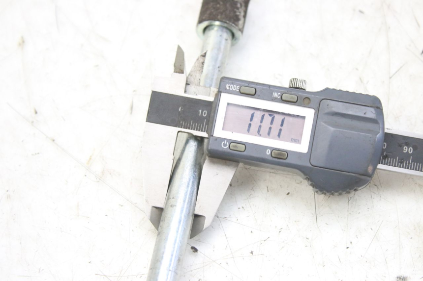 photo de FRONT WHEEL AXLE WAYSCRAL E-SPEED 1 (2022 - 2024) - Zoom on usage condition