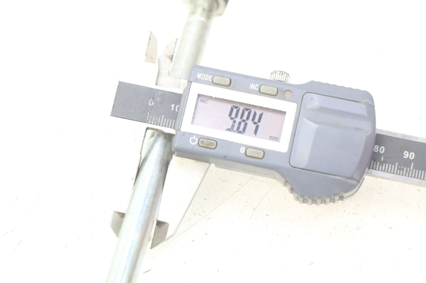 photo de FRONT WHEEL AXLE YAMAHA D'ELIGHT DELIGHT 115 (2013 - 2017) - Alternative perspective