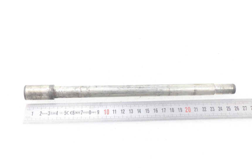 photo de FRONT WHEEL AXLE PEUGEOT ELYSTAR 125 (2002 - 2007) - Zoom on usage condition