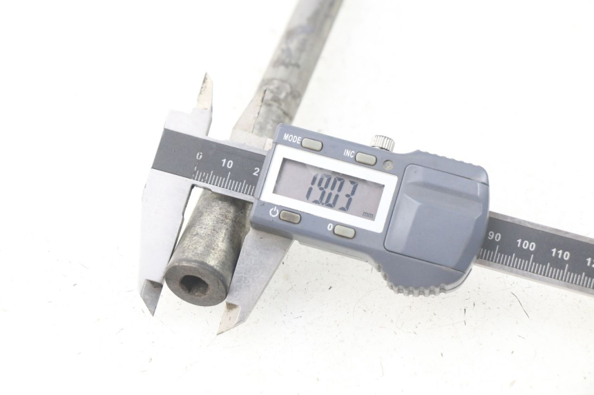 photo de FRONT WHEEL AXLE PEUGEOT ELYSTAR 125 (2002 - 2007) - Alternative perspective