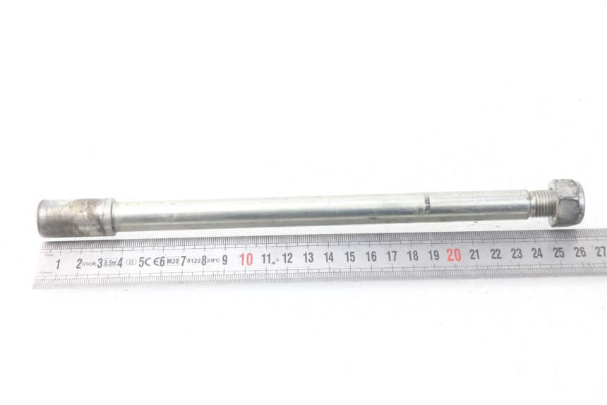 photo de FRONT WHEEL AXLE PEUGEOT ELYSTAR 50 (2002 - 2014) - Zoom on usage condition