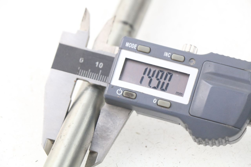 photo de FRONT WHEEL AXLE PEUGEOT ELYSTAR 50 (2002 - 2014) - Technical close-up