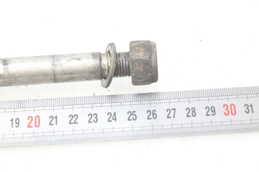 photo de FRONT WHEEL AXLE PEUGEOT ELYSTAR 50 (2002 - 2014) - Zoom on usage condition