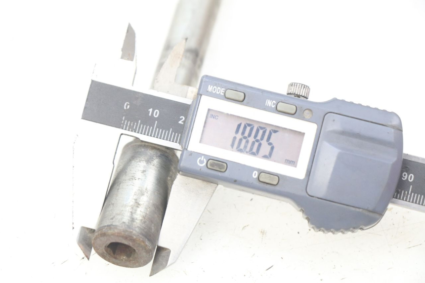 photo de FRONT WHEEL AXLE PEUGEOT ELYSTAR 50 (2002 - 2014) - Technical close-up