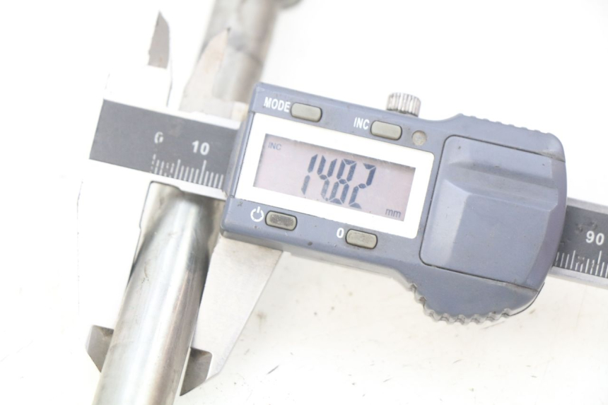 photo de FRONT WHEEL AXLE PEUGEOT ELYSTAR 50 (2002 - 2014) - Product overview