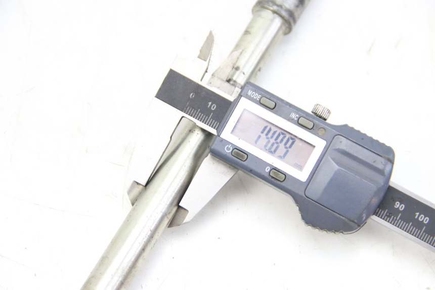 photo de FRONT WHEEL AXLE PEUGEOT ELYSTAR 50 (2002 - 2014) - Zoom on usage condition